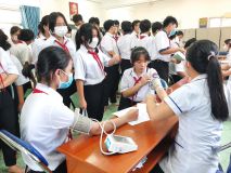 Trường THCS Thới Hoà tổ chức khám sức khoẻ cho học sinh toàn trường.