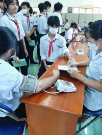 Trường THCS Thới Hoà tổ chức khám sức khoẻ cho học sinh toàn trường